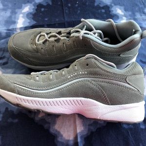 Size 8.5 M Easy Spirit walking shoe